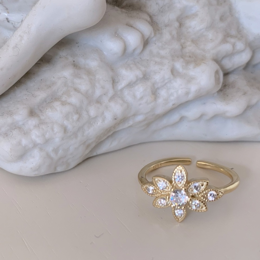 The Flower Ring | 14k Gold Plated - Picture 3 of 5